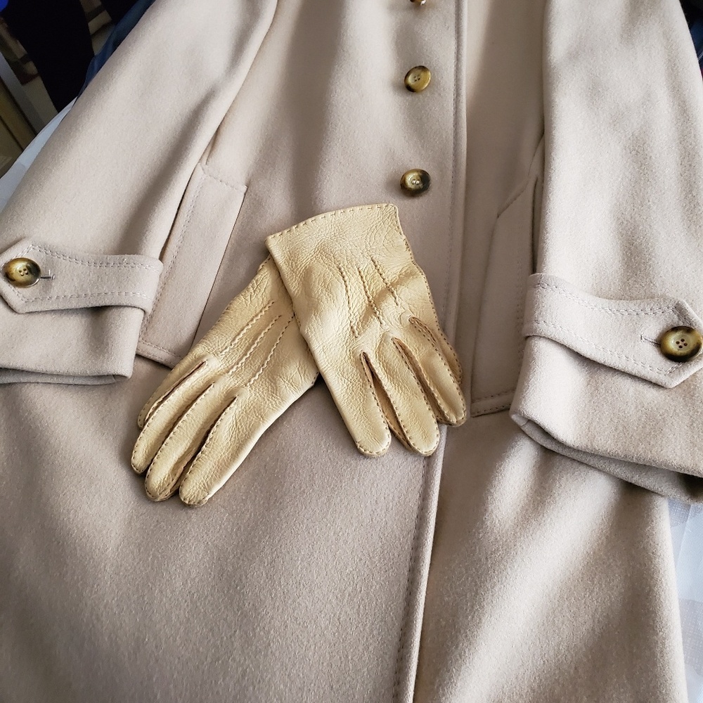 MEN'S coat with leather gloves